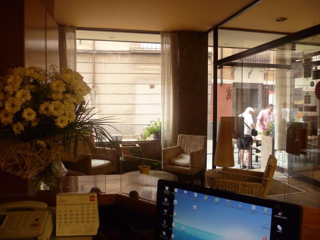 Hotel Pradas ฮากา ภายนอก รูปภาพ